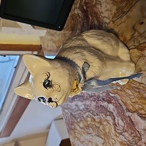 Ceramic cat statue decoration